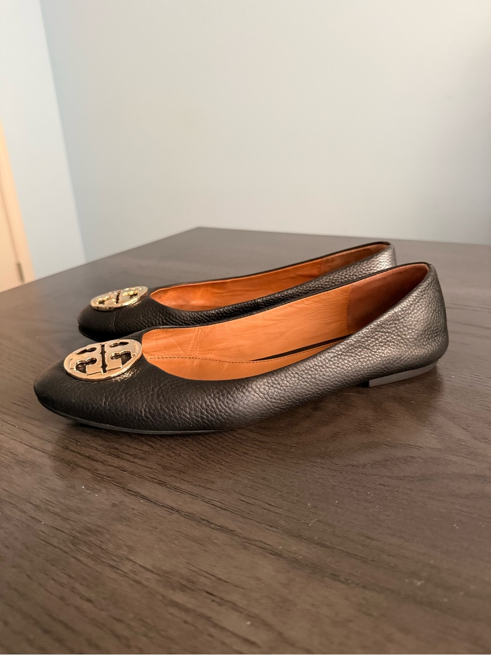 Tory Burch Black Pebbled Leather Gold Logo Ballet Flats Women’s Size 9.5
